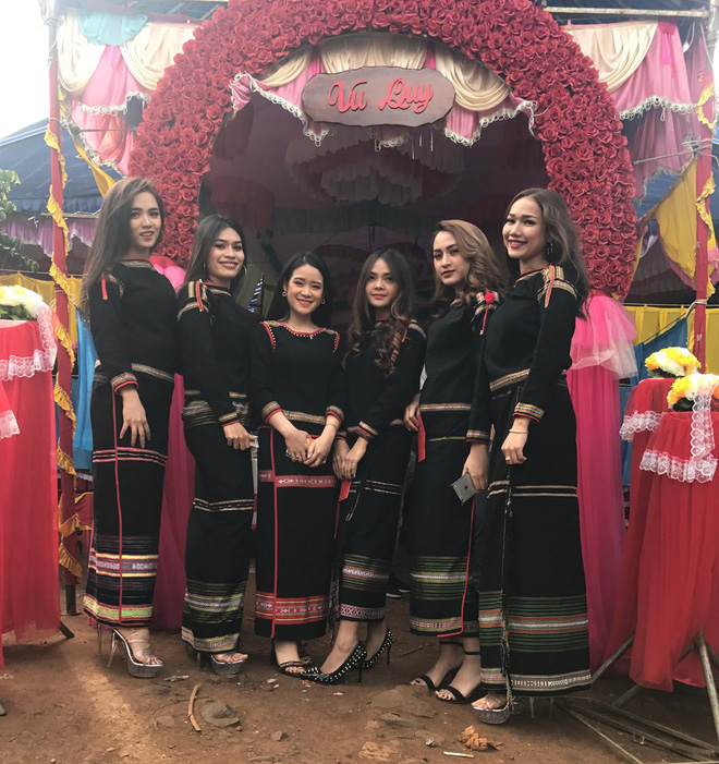 Loạt ảnh đời thường hút mắt của nhóm thiếu nữ Ê Đê bê tráp đang cực hot